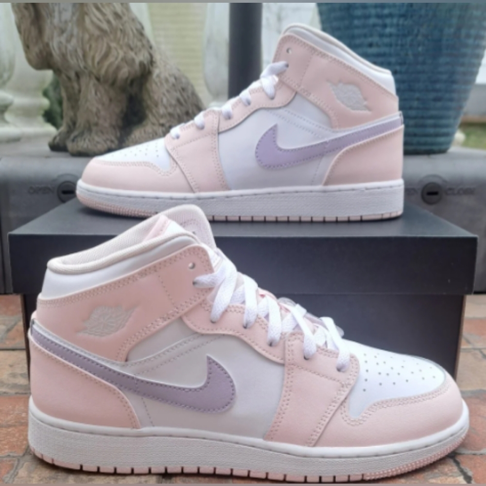 AIR JORDAN 1 MID WOMEN'S US SIZE 8 BRAND NEW IN BOX
